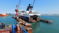 Rybak na doku. Stocznia Orskov Yard w Danii