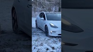 Tesla vs.  Toyota w POKAZIE ŚWIATEŁ