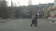 Matka z dzieckiem vs ogromne podmuchy wiatru