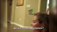 Mała dziewczyna myli termometr z...