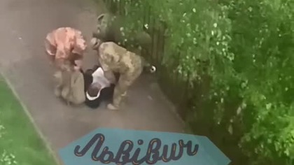 Ukraina. Łapacze mięsa armatniego dopadli kolejnego ochotnika do trumny