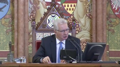 Węgierscy posłowie wypierdzielają przez okno flagę UE