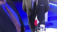 Walka K.  Bosaka (Konfederacja) o polską flagę z pracownikami TVP przed debatą w mediach publicznych