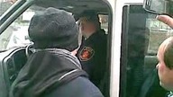 Jan Pospieszalski szarpie się ze strażą miejską