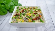 Sałatka z kaszą bulgur pieczarkami, suszonymi pomidorami i kukurydzą - Jak zrobić - Smakowite Dania