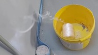 trik na uciekający sznurek po podłodze na poddaszu
