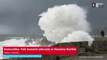 Po trzęsieniu ziemi u wybrzeży Kamczatki fale tsunami o wysokości 3-5 metrów uderzyły w miasteczko Siewiero-Kurilsk w północnej części Wysp Kurylskich - poinformowały rosyjskie media. Woda wyniosła na pełne morze cumujące w porcie kutry i zalała przetwórnię ryb. Nie ma doniesień o ofiarach śmiertelnych.

Więcej: https://polskieradio24.pl/artykul/3558206,kamczatka-fale-tsunami-uderzyly-w-siewiero-kurilsk-mialy-5-metrow
-------------------------------------
Oglądaj serwis informacyjny codziennie w KS Info.
Więcej informacji na portalu: https://polskieradio24.pl

WSZYSTKIE PRAWA ZASTRZEŻONE
