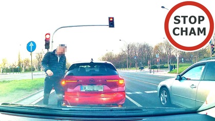Kierowca Opla zajeżdża drogę, spycha i wyhamowuje kierującego Renault #2212 Wasze Filmy