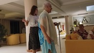 Medjugorie 14-06-2022 starsza kobieta uzdrowiona po modlitwie o uzdrowienie ,odrzuca kule .