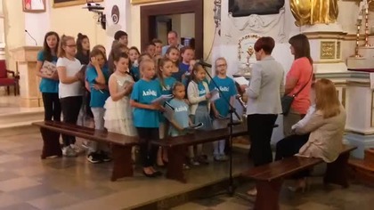 Schola Aniołki śpiewa w kościele parafialnym w Markuszowie.