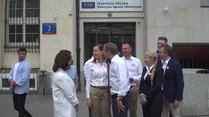 Donald Tusk - zakłócona konferencja przed siedzibą TVP