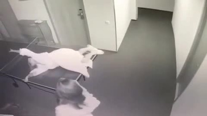 Kobiety kontra stół do ping ponga