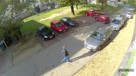 Kobieta wyjeżdża z parkingu