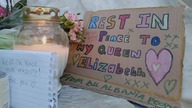 Pożegnanie Królowej - tłumy przed pałacem Buckingham