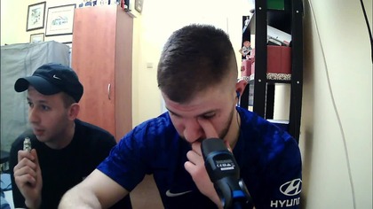 Damianek robi kółka z dymu