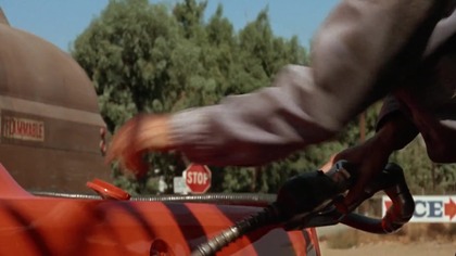 Debiut filmowy Stevena Spielberga. Businessman David Mann (w tej roli Dennis Weaver) na odległej od cywilizacji szosie napotyka na zaniedbaną, czarną cysternę. Niestety nie wie, że czai się w niej psychopata, który będzie chciał go za wszelką cenę zabić. Kto wyjdzie zwycięsko z tego nierównego pojedynku?