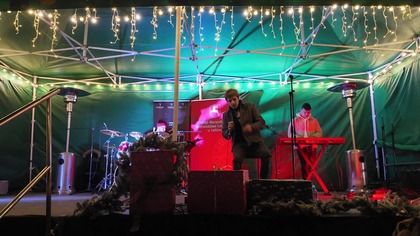 Jest taki dzień w wykonaniu Kacpra Gołdy podczas 4.  Jarmarku Bożonarodzeniowego na zamku w Janowcu