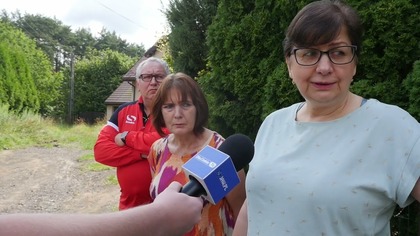 Mieszkańcy ulicy Dolomitowej w Jaworznie od ponad 20 lat walczą o remont drogi, która po każdej ulewie zamienia się w błotnistą rzekę. Brak kanalizacji i fatalny stan nawierzchni utrudniają codzienne życie, a miasto do tej pory nie zrobiło absolutnie nic.

Jaworznianie zamieszkujący odcinek ulicy Dolomitowej już wyczerpują pokłady swojej cierpliwości. Już od ponad dwóch dekad apelują do władz miasta o rozwiązanie problemu fatalnego stanu swojej drogi, ale jak mówią  bezskutecznie. Ich codzienność to zniszczona nawierzchnia, problemy z przejazdem i zalewane posesje po każdym większym deszczu.

Gdyby ktoś po raz pierwszy przejechał Dolomitową, pomyślałby, że zapomniała o niej cała cywilizacja. Droga nie tylko wygląda katastrofalnie, ale również stanowi zagrożenie przy każdym większym opadzie. Ze względu na nachylenie terenu, cała deszczówka spływa w dół Dolomitowej, zamieniając ją w rzekę. Brak jakiejkolwiek kanalizacji oraz infrastruktury deszczowej sprawia, że ulica staje się nieprzejezdnym grzęzawiskiem.

Podtopienia to jednak nie jedyny problem. Ulewne deszcze regularnie rzeźbią na drodze głębokie bruzdy i koryta, przez co przejazd samochodem osobowym to wyzwanie, a dla śmieciarek czy wozów asenizacyjnych często całkowita blokada. Mieszkańcy wspominają, że już doszło do sytuacji, gdy pojazd asenizacyjny ugrzązł w błocie i konieczna była interwencja koparki.

Od lat mieszkańcy łatają dziury i wyrwy na własną rękę. Organizują się, wyrównują nawierzchnię, sypią tłuczeń. Wiemy, że prowizorka potrafi trzymać się latami, ale w tym przypadku to tylko doraźna pomoc, która w trakcie każdej większej ulewy znika razem z wodą.

Ich oczekiwania wobec miasta nie są wygórowane. Domagają się utwardzenia ulicy oraz budowy kanalizacji deszczowej z systemem odwodnienia, które pozwoliłoby wreszcie uporządkować problem spływu wody i poprawić komfort życia.

Sytuację dodatkowo komplikuje właściciel działki znajdującej się na końcu ulicy Dolomitowej. To właśnie przez tę działkę można by przeprowadzić odprowadzenie wód opadowych oraz podłączyć kanalizację do tej istniejącej na ulicy Słonecznej. Tymczasem właściciel ma stanowczo sprzeciwiać się jakimkolwiek pracom na swojej posesji, chociaż, jak podkreślają sąsiedzi, bywa tam bardzo sporadycznie i nie korzysta z tej części, która jest kluczowa dla prowadzenia odwodnienia. To paradoks, bo cała woda spływa właśnie na tę działkę, a mimo to blokowane jest jakiekolwiek rozwiązanie, które pomogłoby całej okolicy.

Mieszkańcy Dolomitowej nie zamierzają odpuszczać. Dwadzieścia lat czekania to zdecydowanie za długo. Liczą więc, że miasto wreszcie podejmie konkretne działania, które pozwolą im przestać się martwić o zalania i uszkodzenia w samochodach. Jak mieszkańcy dodają, mają nadzieję, że władze w końcu dostrzegą ich codzienne problemy i zakończą wieloletnią gehennę.


Materiał pochodzi ze strony https://www.jaw.pl
#jaworzno #jawpl