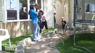 Balon z wodą na trampolinie