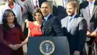 Zobacz, jak Obama łapie mdlejącą kobietę