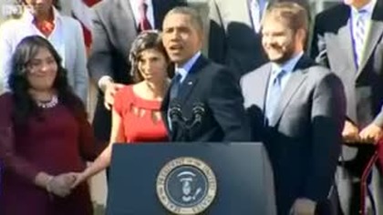 Zobacz, jak Obama łapie mdlejącą kobietę