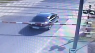 67-latek wjechał volkswagenem w opuszczone rogatki, po chwili nadjechał pociąg