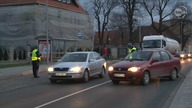 Udawali policjantów, okradli staruszkę