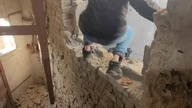 okienny short w starej kamienicy