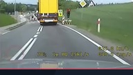 Wysiadł do policjantów, a jego Audi pojechało dalej bez niego | AutoSzkodniki #Shorts