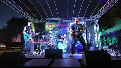 Tak grał Queen Band przy zamku w Janowcu w sobotni wieczór 5 lipca 2025 r. Nagranie bezpośrednio spod sceny.