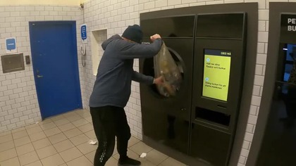 Najbardziej irytujące w systemie kaucyjnym są automaty do zwracania butelek.  Czyli coś co wybiera  mp4 458x288