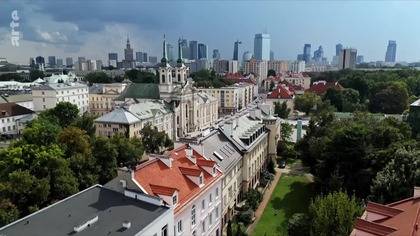 W maju 2024 r. przypada 20. rocznica rozszerzenia UE na wsch&oacute;d. Była to jedna z najważniejszych decyzji geopolitycznych Unii Europejskiej. Do Unii dołączyły byłe republiki radzieckie i państwa Układu Warszawskiego, w tym Polska. UE powiększyła się w sumie o dziesięć państw. Dokument śledzi rozw&oacute;j nowych kraj&oacute;w i UE od tego czasu.

Reżyseria
Dominic Egizzi

Kraj
Niemcy

Rok
2024