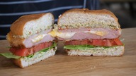 Mortadella burger to najsmaczniejsza kanapka jaką zjadłem / Oddaszfartucha