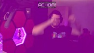 Ljay dostaje donate i tanczy