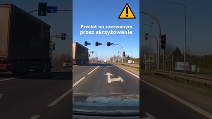 Przelot na czerwonym świetle przez skrzyżowanie przez busiarza #shorts #rikordwidjo