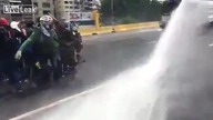 Wenezuela: Protestujący kontra armatka wodna