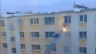 Czapa śnieżna spada na rosyjskiego strażaka
