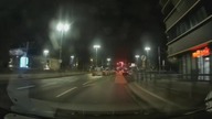 Na czerwonym, w centrum miasta i na oczach policji.