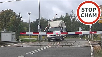 Stał na przejeździe kolejowym z opuszczoną rogatką opartą na dachu #2329 Wasze Filmy