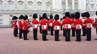 Straż Kr&oacute;lewska pod Pałacem Buckingham, odgrywa cover "Gry o tron"