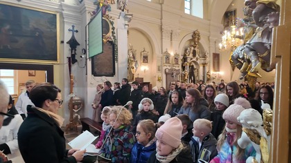 Kolęda W żłobie leży w wykonaniu scholi Aniołki z Markuszowa.  29 grudnia 2024 r.