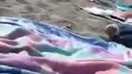 Migrant sprzedawca w Kalabrii dostaje małą niespodziankę.