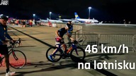 Abstrakcja.  Ścigałem się w środku nocy na rowerze po czynnym lotnisku
