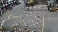 Wyluzowany dziadek na przejeździe kolejowym
