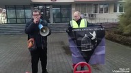Protest antypsychiatryczny przed sądem w Łęczycy.