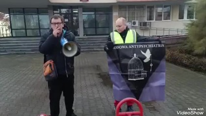 Protest antypsychiatryczny przed sądem w Łęczycy.