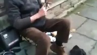 Dziadek gra na łyżeczkach