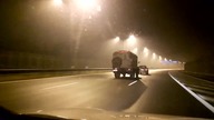 Holowanie ciężarówki przez osobowe na autostradzie
