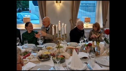 Reżyser Jonas Vaitkus.  Wieloletnia znajomość i przyjaźń Alwidy Bajor, współautor jednej z książek