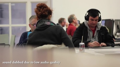 "Przypadkowe" odpalanie kiczowatych piosenek w miejscu publicznym